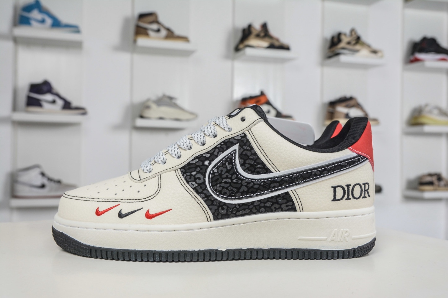 Nike Air Force 1 Low 07 x Dior 迪奧聯名-米白黑紅
貨號：SY1388 037
Size：36 36.5 37.5 38 38.5 39 40 40.5 41 42 42.5 43 44 44.5 45