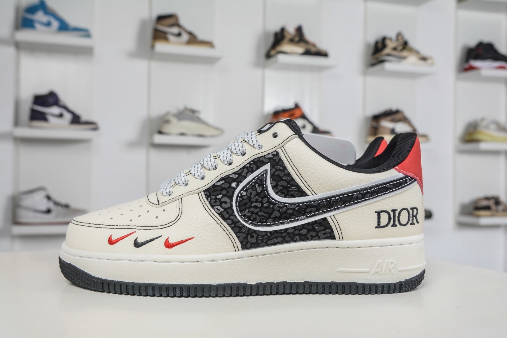 Nike Air Force 1 Low 07 x Dior 迪奧聯名-米白黑紅
貨號：SY1388 037
Size：36 36.5 37.5 38 38.5 39 40 40.5 41 42 42.5 43 44 44.5 45