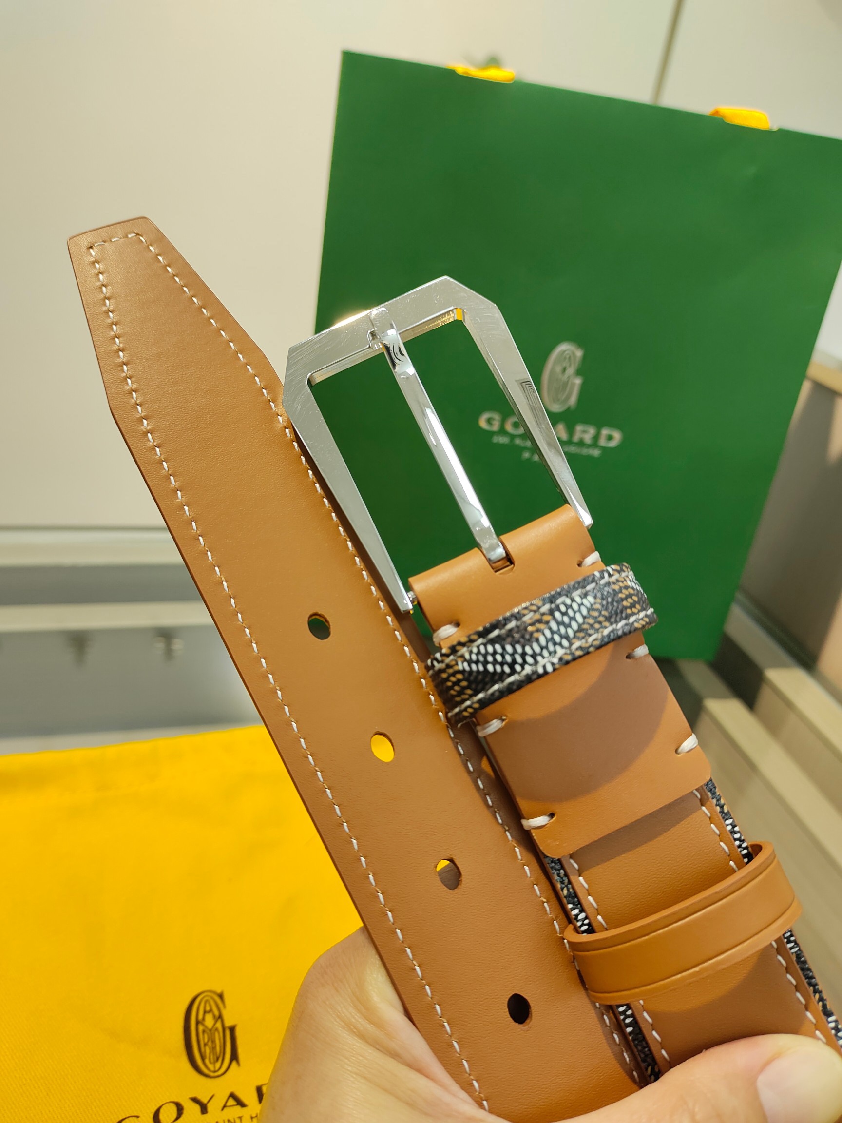 
Goyard(戈雅)腰帶源於法國奢侈品牌，設計風格簡約低調，腰帶身有標誌性帆布搭配進口頭層牛皮，腰帶扣採用簡約精品鋼扣，延續品牌的低調奢華，帶身寬度3.4CM，適用商務休閒日常佩戴。