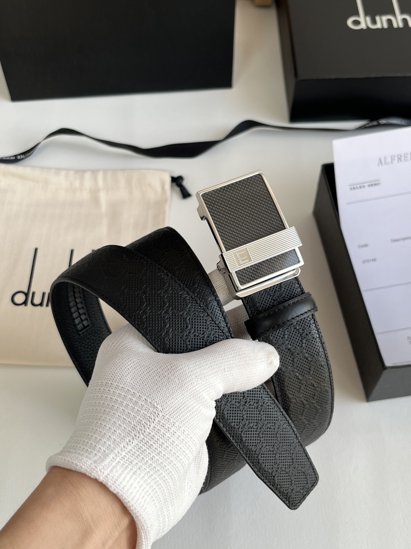 登喜路（Dunhill）是一家英國倫敦的男士奢侈品牌。皮帶以其精湛的工藝和經典的設計，成為男士配飾中的精品。皮帶的質感好、耐用性強，商務休閒百搭款！