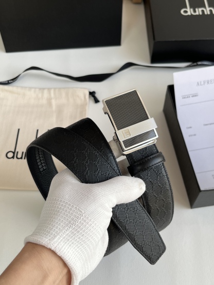 登喜路（Dunhill）是一家英國倫敦的男士奢侈品牌。皮帶以其精湛的工藝和經典的設計，成為男士配飾中的精品。皮帶的質感好、耐用性強，商務休閒百搭款！