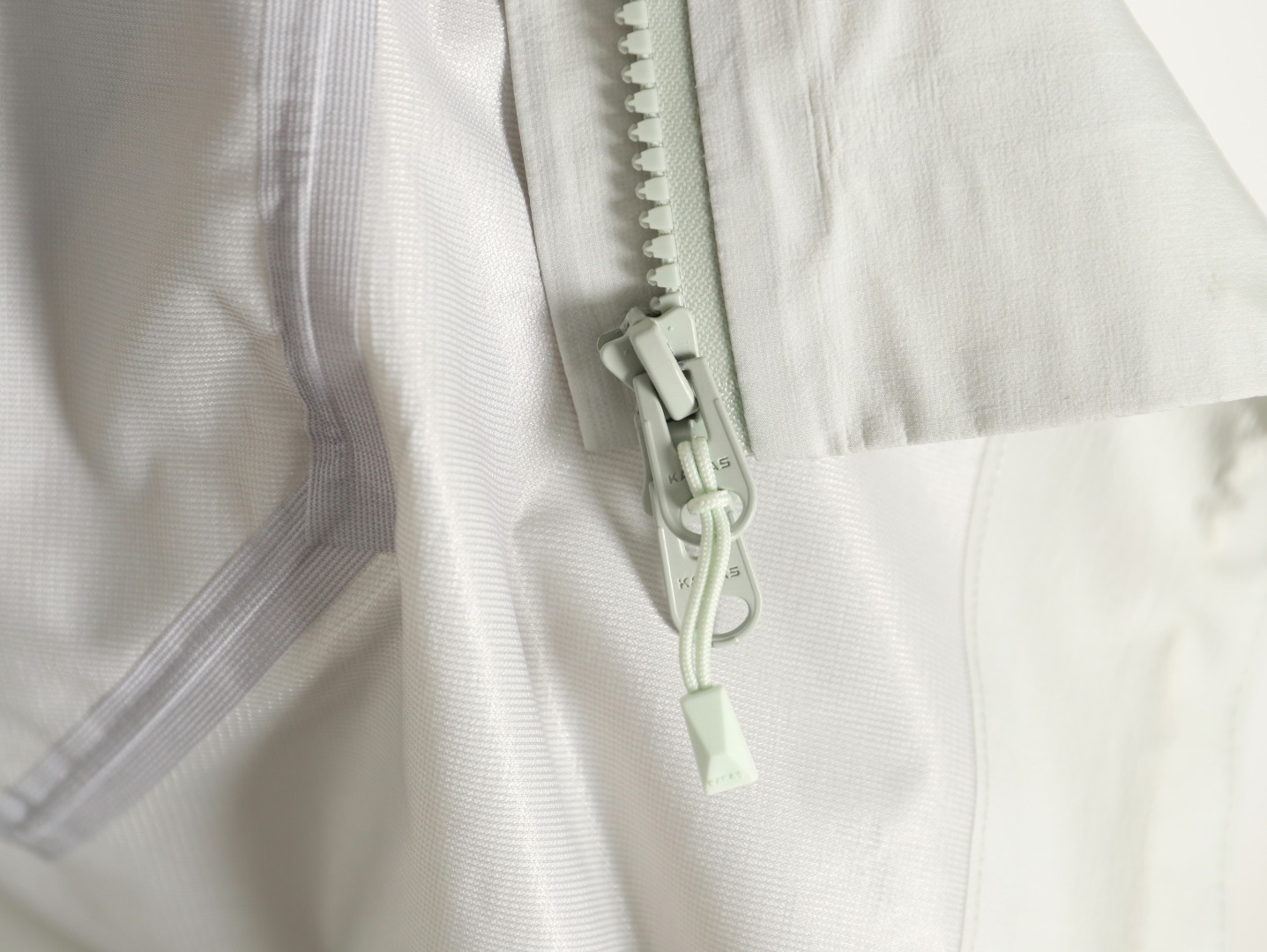 🔝KAILAS 凱樂石 博格達系列 輕量防風防水戶外徒步登山衝鋒衣 
  防水防風透氣防紫外線
 -輔料：原版拆解開發，一比一定制的小標，領標，水洗，吊牌，五金等等。

- FILTERTEC 3L面料：採用凱樂石自主研發的FILTERTEC 3L面料，由外層40D尼龍、中層ePTFE納米微孔膜、內層親膚處理工藝構成，防水指數20000mm，透氣指數20000g/㎡/24h，可抵御暴雨級降水和7級強風，同時快速排出汗氣，避免悶熱。

- 全壓膠工藝：整衣接縫處採用全壓膠工藝，有效防止水分從接