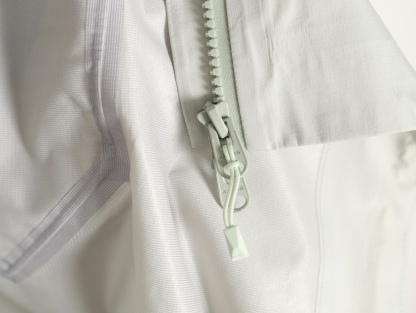 🔝KAILAS 凱樂石 博格達系列 輕量防風防水戶外徒步登山衝鋒衣 
  防水防風透氣防紫外線
 -輔料：原版拆解開發，一比一定制的小標，領標，水洗，吊牌，五金等等。

- FILTERTEC 3L面料：採用凱樂石自主研發的FILTERTEC 3L面料，由外層40D尼龍、中層ePTFE納米微孔膜、內層親膚處理工藝構成，防水指數20000mm，透氣指數20000g/㎡/24h，可抵御暴雨級降水和7級強風，同時快速排出汗氣，避免悶熱。

- 全壓膠工藝：整衣接縫處採用全壓膠工藝，有效防止水分從接