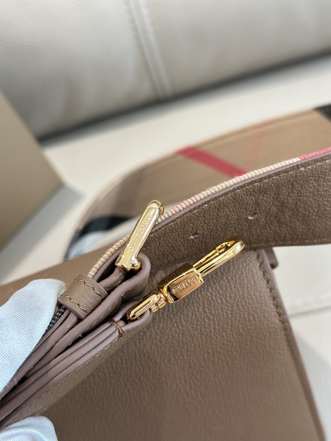 B家最新格紋挎包配上寬肩帶 💕肩帶長短可以自動調節，單肩斜挎包手拿，隨心所欲 
進口小牛皮拼帆布格紋實用性超絕，日常通勤、逛街出行，所需物品都能輕鬆裝下 尺寸24x17x9型號0251