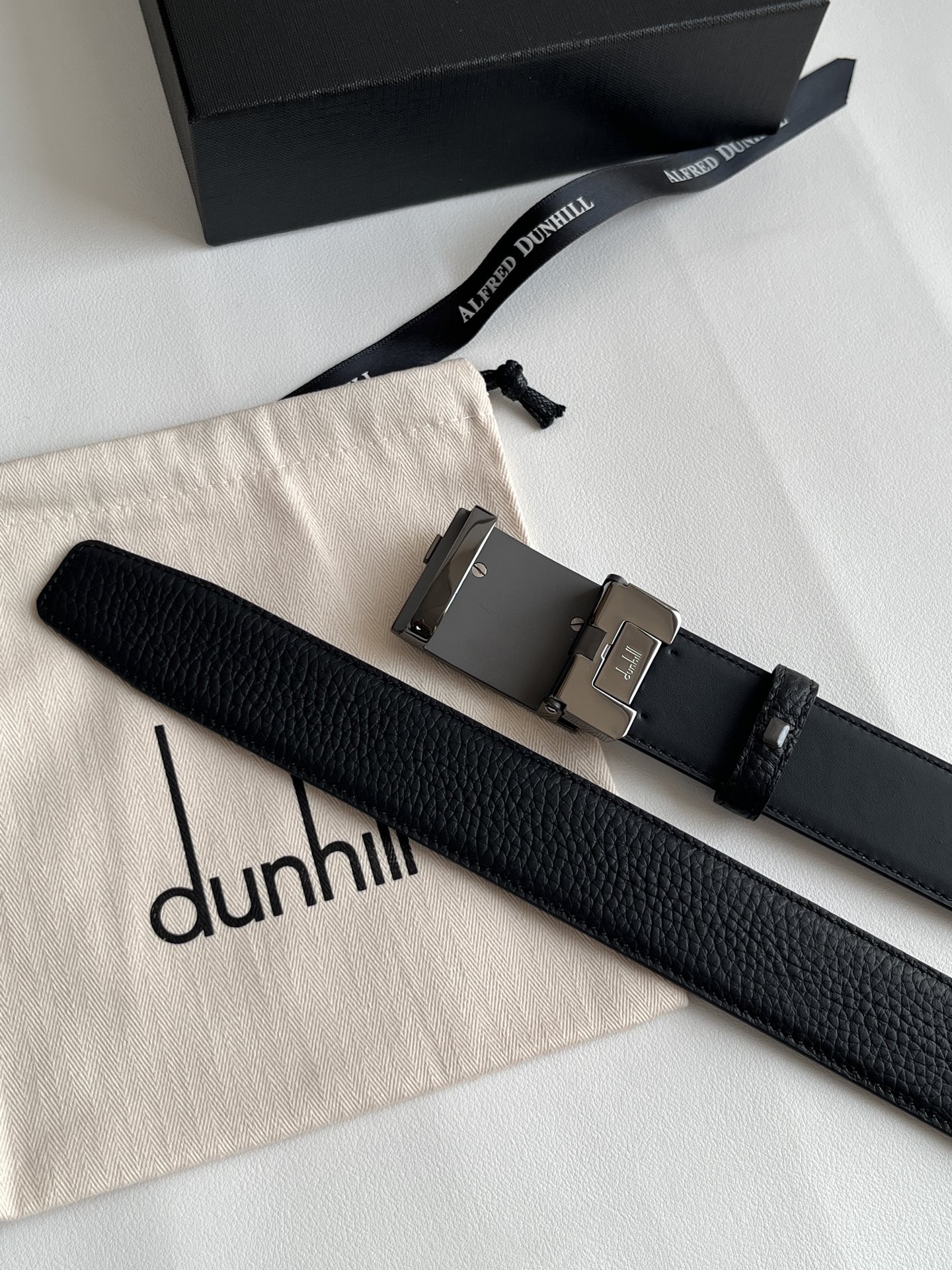 登喜路（Dunhill）是一家英國倫敦的男士奢侈品牌。皮帶以其精湛的工藝和經典的設計，成為男士配飾中的精品。皮帶的質感好、耐用性強，商務休閒百搭款！