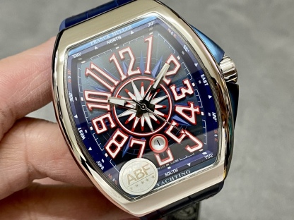 全新 V45 遊艇新款原版復刻鋼帶全新款 
ABF 法蘭克穆勒 最新款獨家定製版 Vanguard腕表 V45 CRAZY HOUR 瘋狂時間系列 比特幣特別限量版 
打破常規 將12個Art Deco式的阿拉伯數字整齊排列 定製版CZ02自動機械機芯 加裝了原先沒有的大秒針 行雲流水 更具時鐘特色 100%原版視覺效果 高級批花時針相隔4個小時 按時間順序跳躍 
原版開模1:1高端定制 三明治表殼結構 配件可以與原版通用 表殼尺寸 44*53.7mm 錶盤和皇冠使這款腕表的運動優雅和獨特美感得到了最終