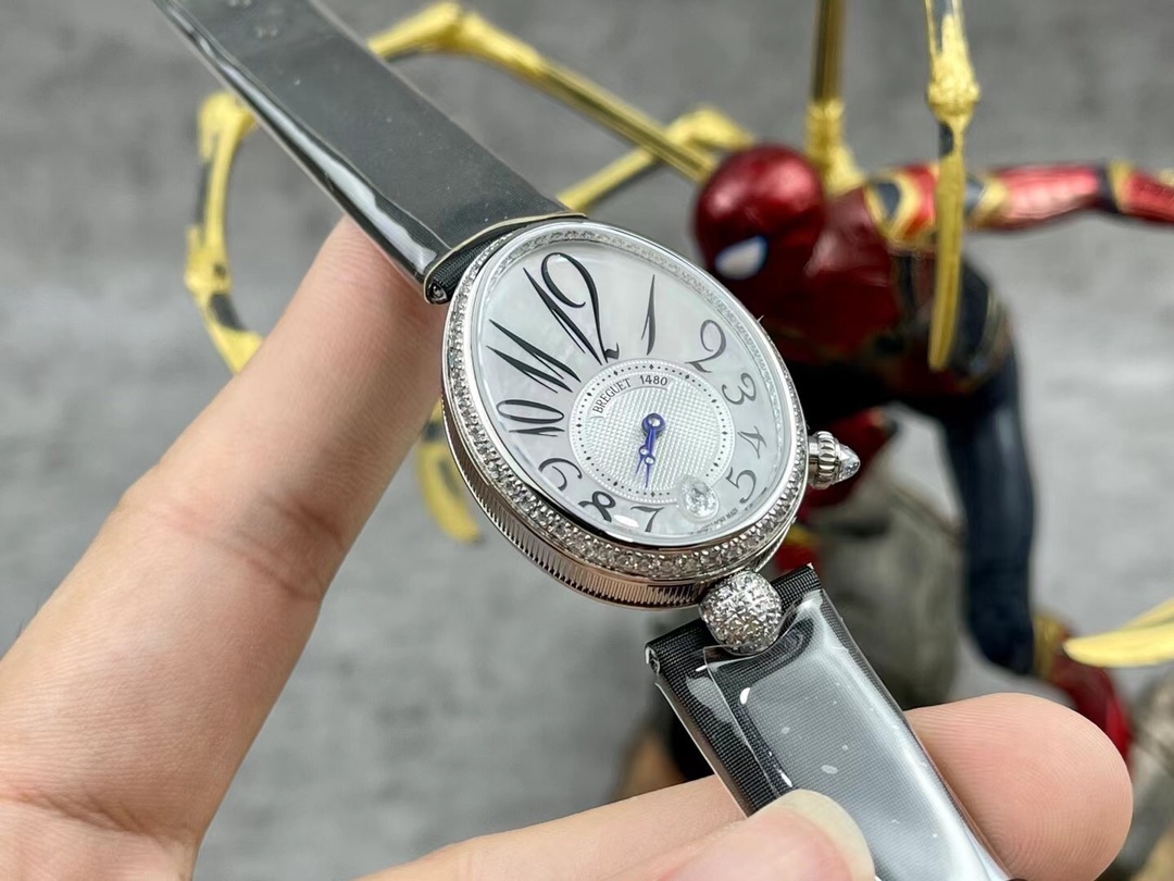 [玫瑰][玫瑰]最強 升級版 頂級 復刻女款 寶璣那不勒斯皇后系列，
【表殼】腕表尺寸分別為中號36.5x28.5毫米 
鵝卵形表殼高雅大氣，表殼外緣飾有錢幣紋。表圈和表殼周圍鑲嵌共117顆施華洛水晶（約0.99克拉）。表冠處鑲有一顆梨形晶石（約0.26克拉）
【精彩細節】
1.與原裝吻合，在表殼背部均打有貴金屬標識，效果清晰工整，彰顯腕表檔次。2.穹面玻璃，從側面看不僅有魚眼效果，還能折射鑽石帶來的璀璨光芒，更顯腕表高貴血統。
3.為了達到原裝K金質量的手感，調試了表殼內部結構的配重，做到重量與原版如出