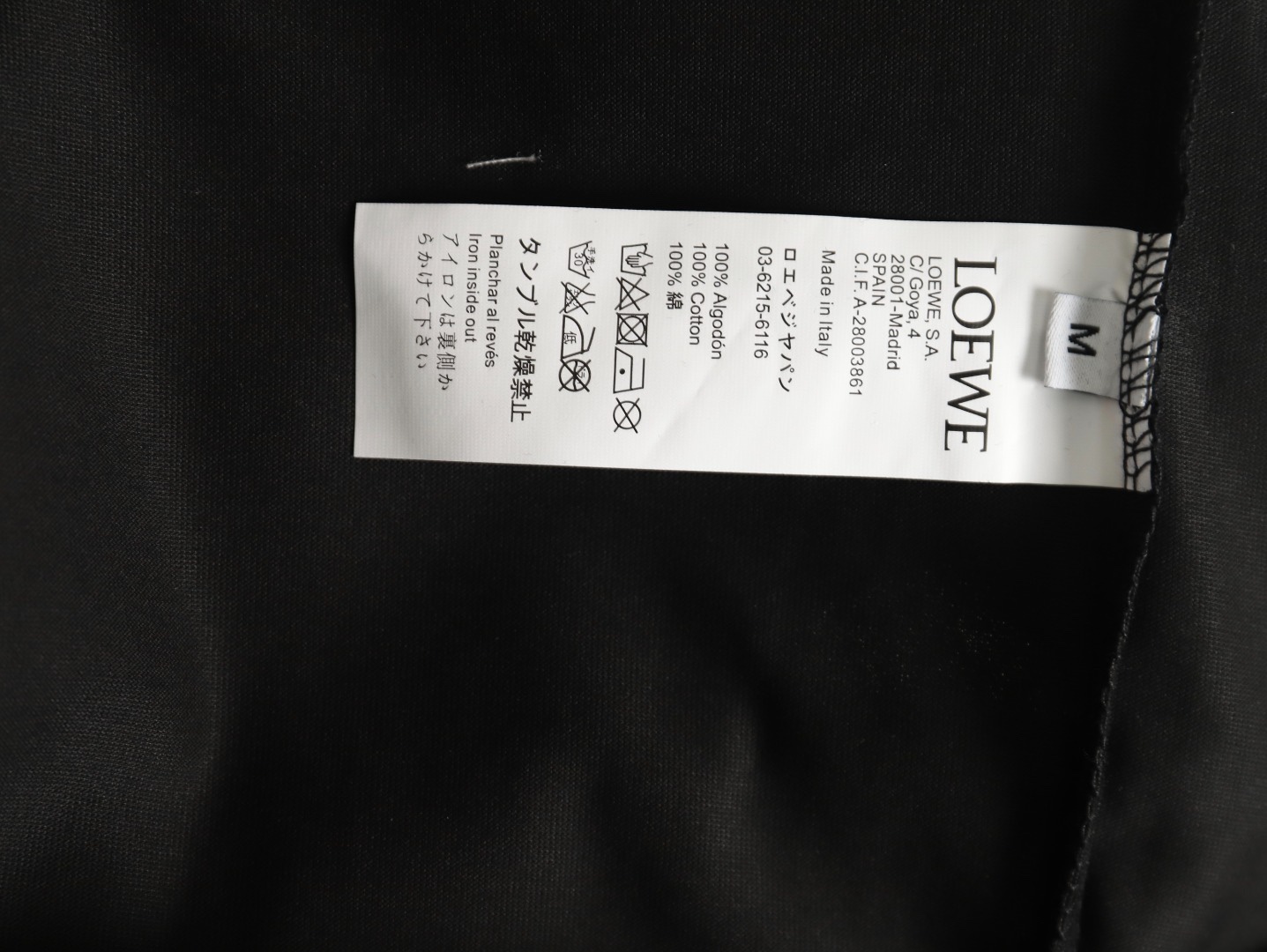 Loewe/羅意威 25ss 塗鴉彩繪植絨印花短袖T恤
260g棉質布料40支雙紗面料，無蝕塵‬毛藝工‬處布理‬面，紡織密度高，垂感佳，不易變形。
厚織感加上緊密紡紗工藝，不會影響Tee的透氣性，成色的飽和度很高
胸前撞色塗鴉彩繪植絨印花工藝
版型上身效果好，百搭好看的一款T恤，寬松版型遮肉顯瘦不挑人
顏色: 白色，黑色
S Size：S-XL