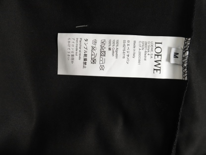 Loewe/羅意威 25ss 塗鴉彩繪植絨印花短袖T恤
260g棉質布料40支雙紗面料，無蝕塵‬毛藝工‬處布理‬面，紡織密度高，垂感佳，不易變形。
厚織感加上緊密紡紗工藝，不會影響Tee的透氣性，成色的飽和度很高
胸前撞色塗鴉彩繪植絨印花工藝
版型上身效果好，百搭好看的一款T恤，寬松版型遮肉顯瘦不挑人
顏色: 白色，黑色
S Size：S-XL