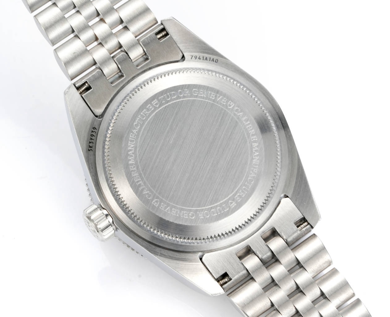 帝舵 TUDOR   碧灣系列對於帝舵來說，無疑是一個龐大的產品線，在今年推出了一隻全新的單色碧灣，以絕對的實力被認為是勞力士無歷黑水鬼的平替！今年推出的這只全新單色碧灣，也迎來了碧灣第三次制表科技和煥新美學風格上的革新。
1.新款碧灣迎來新的改革，升級夜光珠，而正品同步凹入式，搭配的是圓拱形藍寶石表鏡，更顯復古感📸 
2.腕表採用不鏽鋼材質打造表殼，經過精細的磨光與磨砂處理，呈現出獨特的質感和光澤度。同勞力士水鬼一樣，表殼採用41毫米尺寸，也是沿襲了“原版”碧灣的直徑，既適合日常佩戴，又能展現出