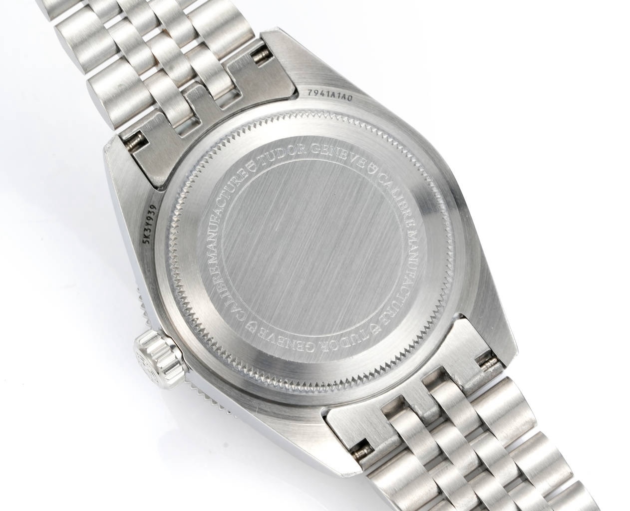 帝舵 TUDOR   碧灣系列對於帝舵來說，無疑是一個龐大的產品線，在今年推出了一隻全新的單色碧灣，以絕對的實力被認為是勞力士無歷黑水鬼的平替！今年推出的這只全新單色碧灣，也迎來了碧灣第三次制表科技和煥新美學風格上的革新。
1.新款碧灣迎來新的改革，升級夜光珠，而正品同步凹入式，搭配的是圓拱形藍寶石表鏡，更顯復古感📸 
2.腕表採用不鏽鋼材質打造表殼，經過精細的磨光與磨砂處理，呈現出獨特的質感和光澤度。同勞力士水鬼一樣，表殼採用41毫米尺寸，也是沿襲了“原版”碧灣的直徑，既適合日常佩戴，又能展現出