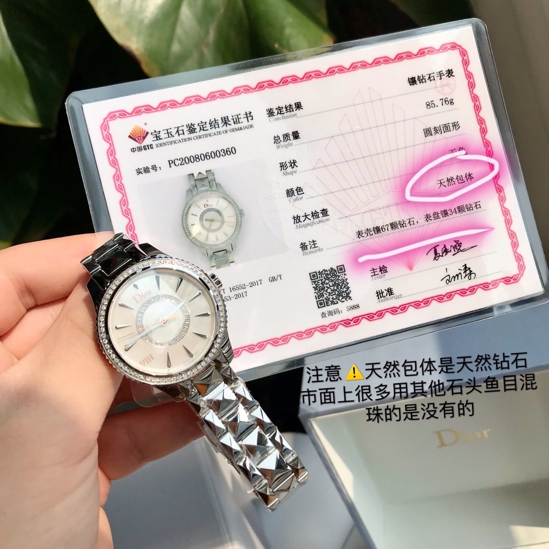 迪奧DIOR VIII系列腕表，承襲了迪奧手錶一貫的精神，將創新融入於華麗時尚的質感。以珠寶設計概念，融入最簡潔的設計，充滿清新氣質與現代氣息、幻化成一隻只永恆的經典。引入了新鮮色彩和全新元素，徬佛一件珍貴的織品，將經典與華麗交錯其中。卓越工藝精緻打磨將精鋼錶帶做鑽石💎切割形狀，舉手之間將光芒服貼於手腕上，猶如一款顯露時間的手煉。表圈鑲嵌Vs1.2天然鑽石67顆，顆顆閃耀，另外字面還鑲嵌了34顆Vs1.0天然真鑽，總數超百顆，史上最奢華，Gtc權威認證，聯網可查，白色珍珠母貝錶盤，鑽石菱點鑲貼時標，