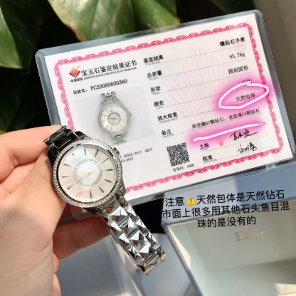 迪奧DIOR VIII系列腕表，承襲了迪奧手錶一貫的精神，將創新融入於華麗時尚的質感。以珠寶設計概念，融入最簡潔的設計，充滿清新氣質與現代氣息、幻化成一隻只永恆的經典。引入了新鮮色彩和全新元素，徬佛一件珍貴的織品，將經典與華麗交錯其中。卓越工藝精緻打磨將精鋼錶帶做鑽石💎切割形狀，舉手之間將光芒服貼於手腕上，猶如一款顯露時間的手煉。表圈鑲嵌Vs1.2天然鑽石67顆，顆顆閃耀，另外字面還鑲嵌了34顆Vs1.0天然真鑽，總數超百顆，史上最奢華，Gtc權威認證，聯網可查，白色珍珠母貝錶盤，鑽石菱點鑲貼時標，