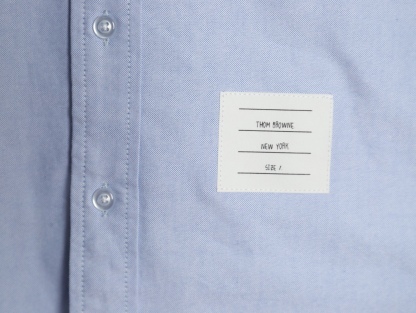 THOM BROWNE/湯姆布朗TB 雙袖拼色長袖襯衫
面料採用最新型牛津面料 扣子採用天然貝殼扣 自家品牌襯衫工廠流水線生產針距細密走線整齊  細節決定品質 三標齊全 版型可寬松可修身 男女同款 
M1 Size：1-4