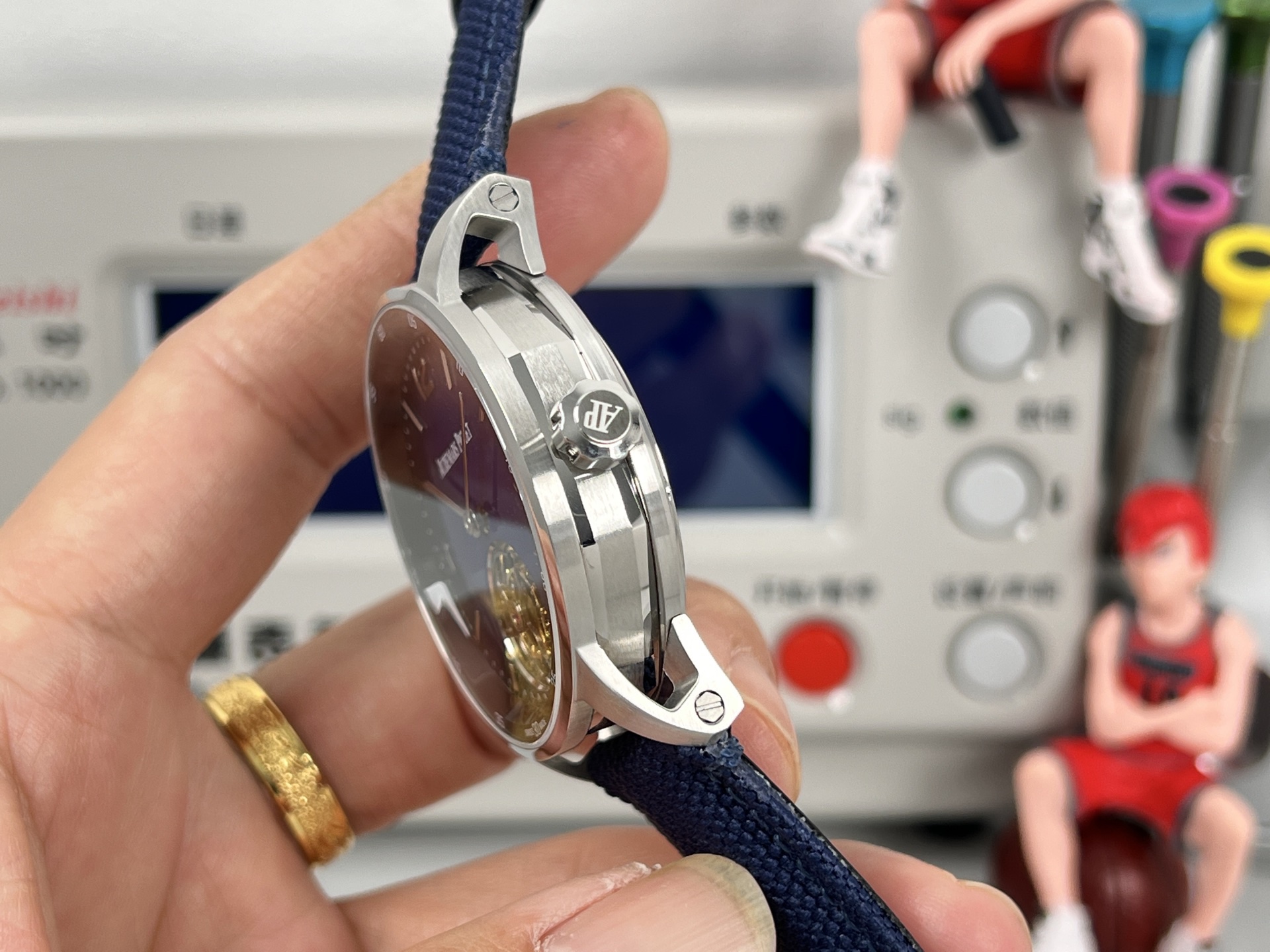 
新款愛彼真陀飛輪CODE11.59系列26396男士腕表！完美與個性的體驗！
1⃣️直徑42MM！表面玻璃採用水晶藍寶石玻璃。
2⃣️搭載Cal.2950全自動陀飛輪機芯，動力儲存60小時！
3⃣️錶帶採用進口意大利小牛皮以及帆布皮帶可選！
3⃣️表殼採用316L精鋼材質，整殼CNC高精准處理，密度與原裝吻合！          
4⃣️表面採用砂金石琺瑯錶盤
整體按照原裝顏色完美呈現！
5⃣️殼套分圈口.殼.底蓋三件套，整體角度完美體現拉絲工藝，品質與美的融合！