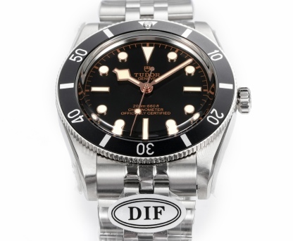 DIF 最強副本 
DIF隆重推出帝舵碧灣54型M79000N腕表，
37mm表殼貼合手腕，佩戴舒適，啞光錶盤簡約大氣，質感細膩，無日曆設計化繁為簡，回歸純粹讀時體驗，以純粹精神和現代表達方式，向1954年問世的品牌首款潛水表-7922型獻上最真誠的敬意！
DIF匠工精神 整表配備導角精磨不拉手 注重細節 質感無敵 搭載丹東定制一檔機芯 日誤差僅3-5秒幾乎0反修 超穩定！
錶帶均為CNC通體成型拉絲工藝錶帶 非小廠組裝片！配備帝舵表“T-fit”表扣 可滑軌微調
超強瑞士夜光刻度 盤面字體油壓立体