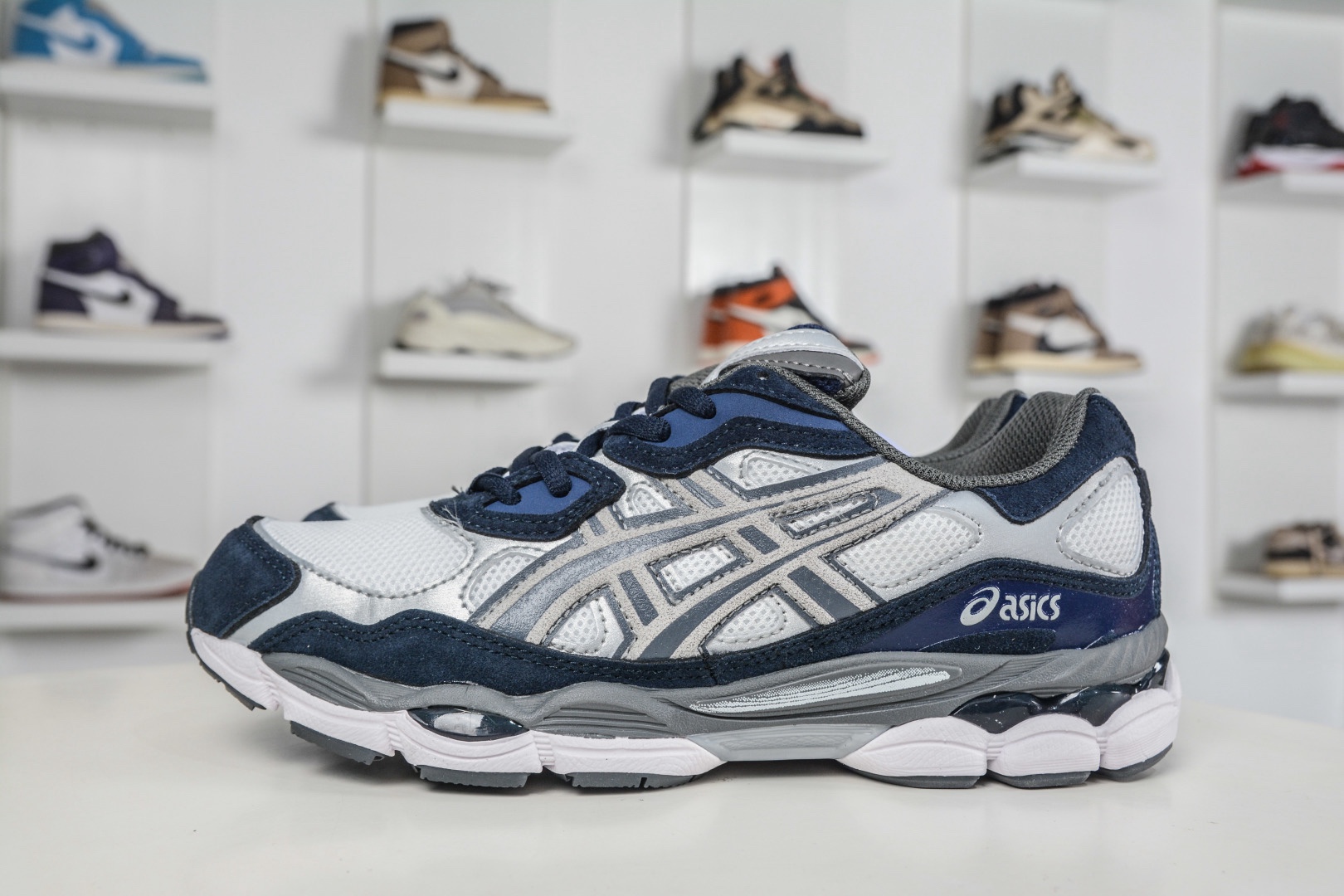 Asics Gel-NYC 亞瑟士運動休閒透氣專業跑鞋
貨號: 1201A789 100
尺碼：36 37 37.5 38 39 39.5 40 40.5 41.5 42 42.5 43.5 44 45 46 47.5