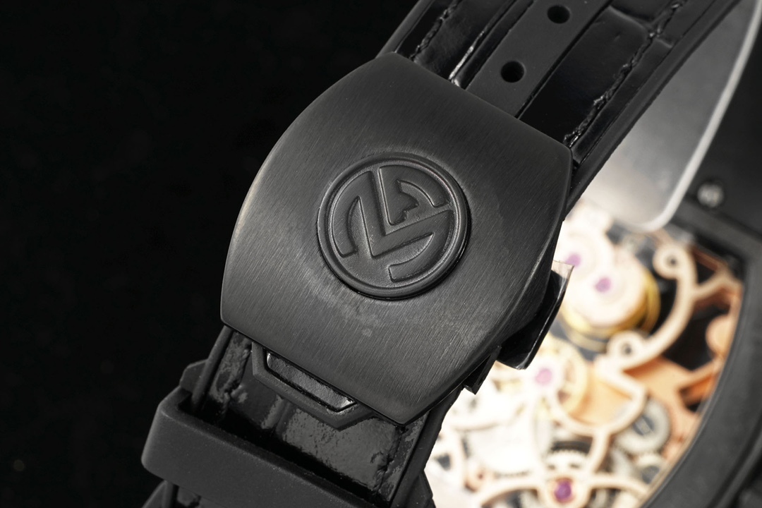 RMS最新款 頂級復刻 法蘭克穆勒V45 Vanguard陀飛輪系列 歷時多年研發機芯 
1 1:1 超級復刻原裝複雜法穆蘭陀飛輪機芯 細節完美到位 打造正品機芯獨具的雙發條盒 超薄工藝 
2超長72小時動力儲存 告別每天手動上鏈 高端玩家的定制款 把頭上鏈30個半圈 發條盒為滿 不需要過度上鏈 
3 千錘百鍊 316L精鋼表殼 超薄表殼 與原裝一致厚度 彎曲弧度 更加貼合手腕 佩戴舒適 
4 純正進口意大利小牛皮 貼合手感品質一流的進口氟橡膠錶帶 與正版全完通用互換
5瑞士工程師 原版機芯拆解 一比一甲