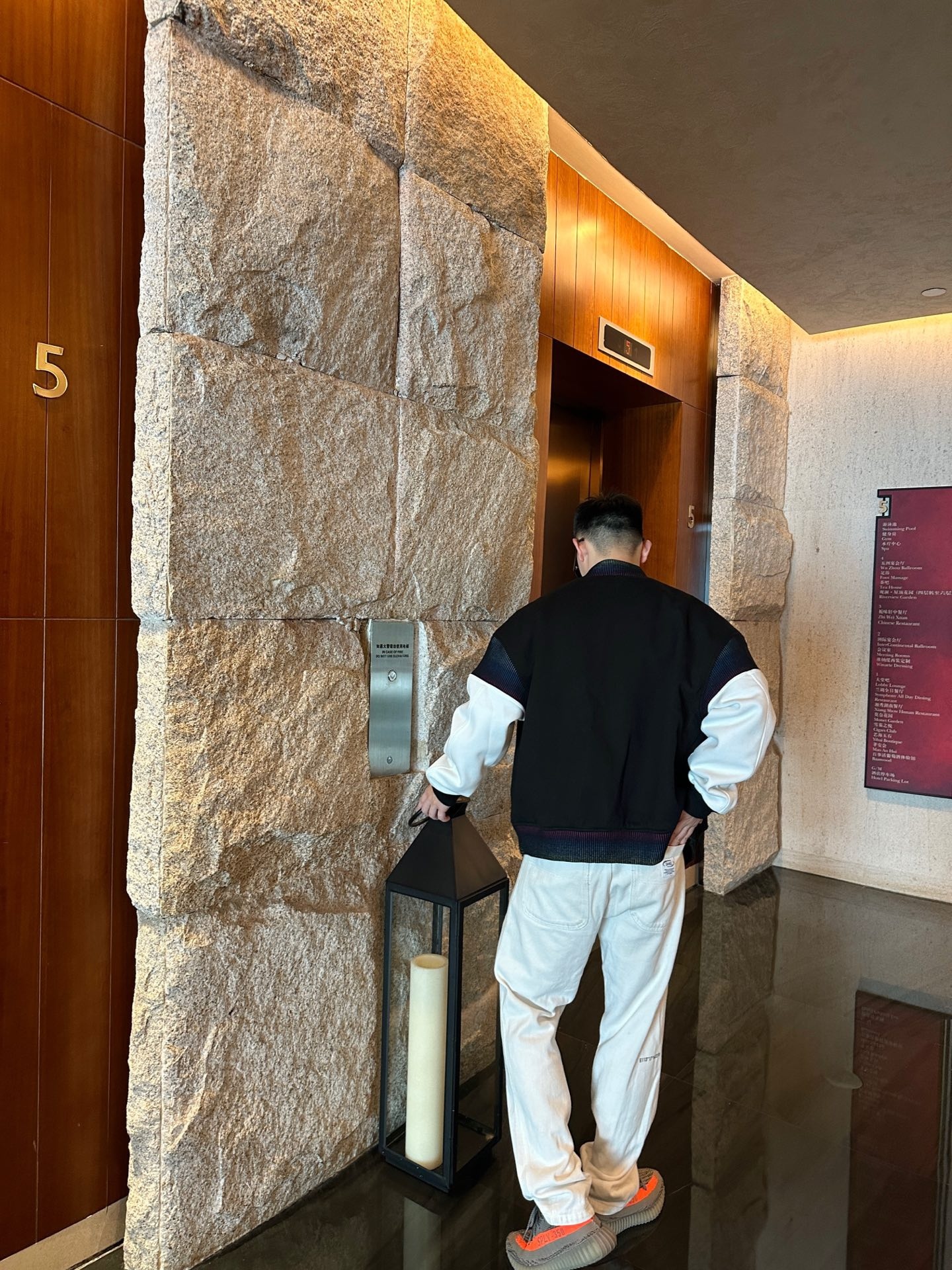 🔝LOUIS VUITTON LV 黑白拼皮棒球服夾克外套
原版22000購入開發，圓啊阿姨布料採用加厚550g賽爾棉潮牌衛衣料，進口精梳棉雙股珠地面料，彩色漸變螺紋，進口機精密刺繡，多重面料復合，原版定制輔料。定做珍珠紐扣，寬松版型，男女同款
B Size：S-L