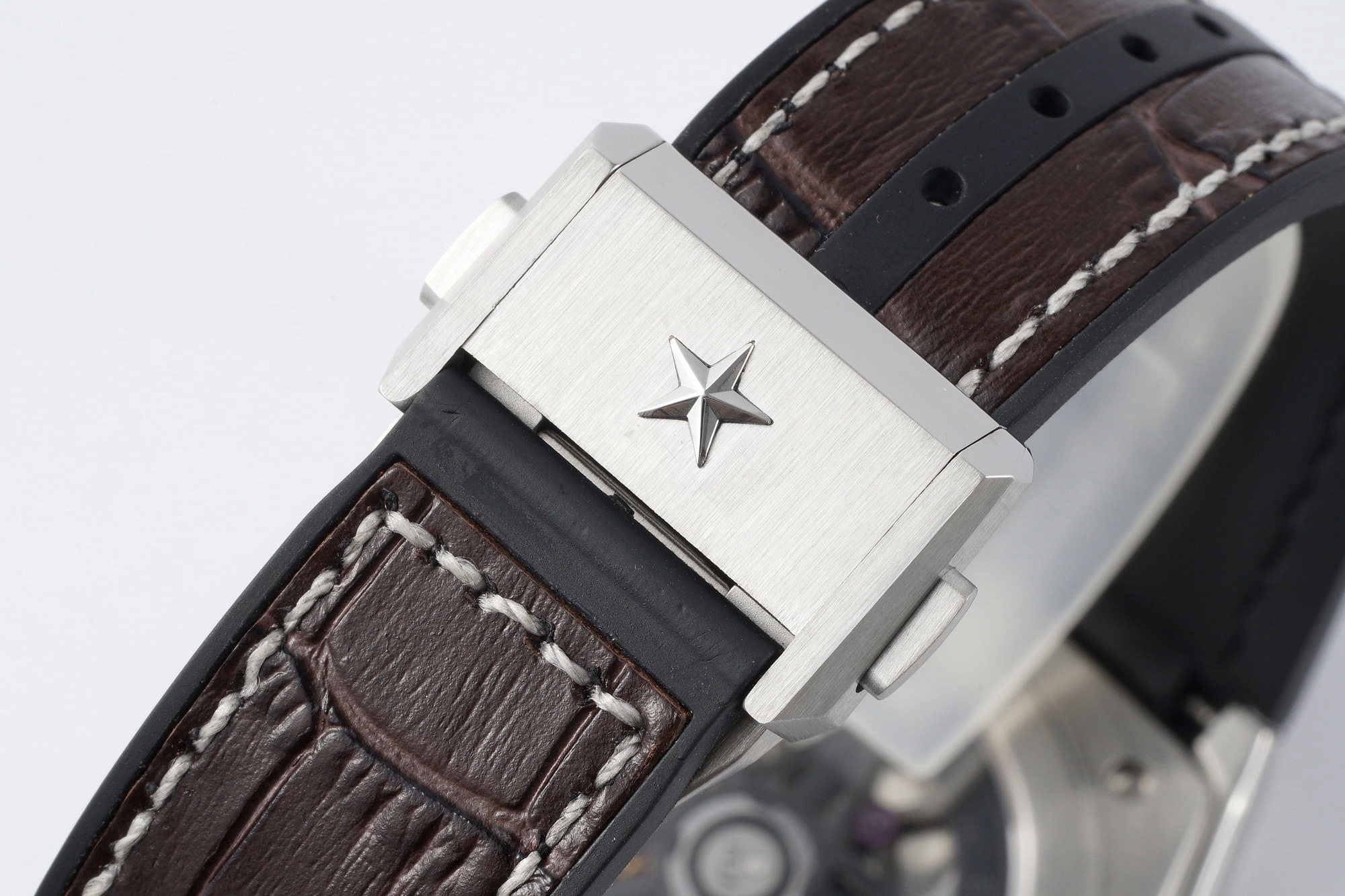 L真力時DEFY系列全新升級版，殼身 頭粒 機芯 表扣等均做了升級調整。一款根據路虎標誌性花輪轂設計而成的高顏值鏤空腕表。

原裝開模鑄造，極致還原表殼的每一處細節打磨倒角，盡顯原裝菱角分明、堅毅果敢的陽剛氣質。完美的41mm表經，適配大眾男性手寸，正裝休閒兩不誤。根據汽車輪轂設計而成的五角星錶盤，未來概念感十足。同步官網新款五角星折疊扣，搭載定製版Cal.670sk全自動機械機芯，鏤空日曆的大小與位置、機芯夾板、齒輪、五角星陀皆按原版機芯數據拆解鍛造而成。

LF臻品 陳奕迅Eason同款，時尚前衛、