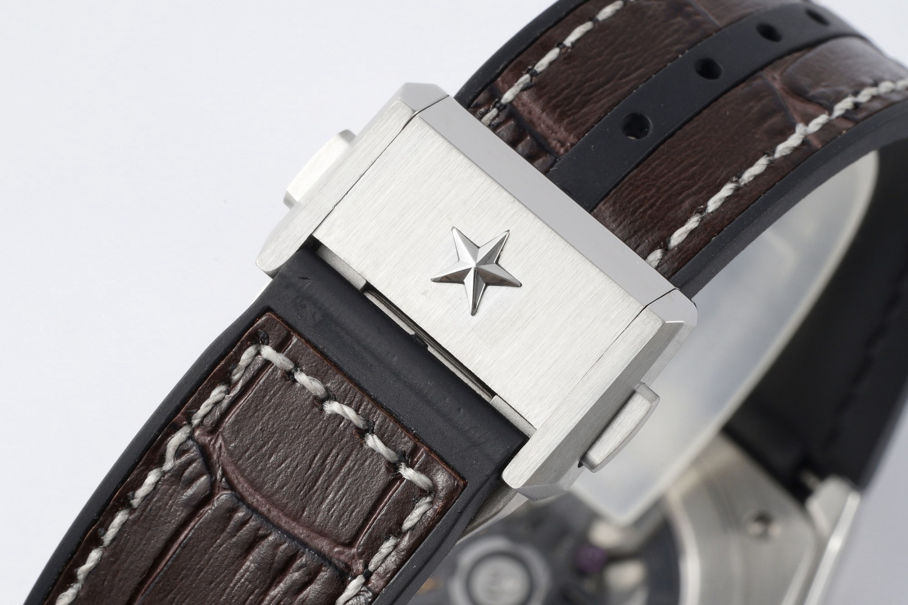 L真力時DEFY系列全新升級版，殼身 頭粒 機芯 表扣等均做了升級調整。一款根據路虎標誌性花輪轂設計而成的高顏值鏤空腕表。

原裝開模鑄造，極致還原表殼的每一處細節打磨倒角，盡顯原裝菱角分明、堅毅果敢的陽剛氣質。完美的41mm表經，適配大眾男性手寸，正裝休閒兩不誤。根據汽車輪轂設計而成的五角星錶盤，未來概念感十足。同步官網新款五角星折疊扣，搭載定製版Cal.670sk全自動機械機芯，鏤空日曆的大小與位置、機芯夾板、齒輪、五角星陀皆按原版機芯數據拆解鍛造而成。

LF臻品 陳奕迅Eason同款，時尚前衛、