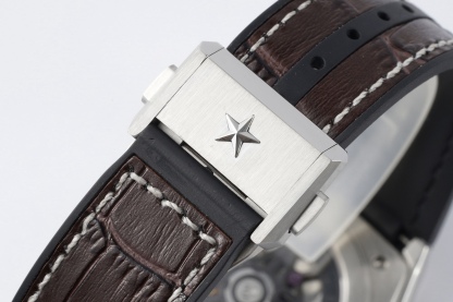 L真力時DEFY系列全新升級版，殼身 頭粒 機芯 表扣等均做了升級調整。一款根據路虎標誌性花輪轂設計而成的高顏值鏤空腕表。

原裝開模鑄造，極致還原表殼的每一處細節打磨倒角，盡顯原裝菱角分明、堅毅果敢的陽剛氣質。完美的41mm表經，適配大眾男性手寸，正裝休閒兩不誤。根據汽車輪轂設計而成的五角星錶盤，未來概念感十足。同步官網新款五角星折疊扣，搭載定製版Cal.670sk全自動機械機芯，鏤空日曆的大小與位置、機芯夾板、齒輪、五角星陀皆按原版機芯數據拆解鍛造而成。

LF臻品 陳奕迅Eason同款，時尚前衛、