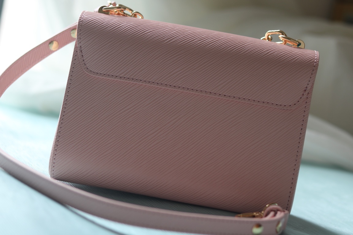 [玫瑰]最新款[玫瑰][玫瑰] 原版品質【獨家實拍 款號:50506/M11723/M11724/M11725 】
 本款 Twist 中號手袋擁有 Epi 皮革的考究肌理，搭配牛皮革內襯和光滑牛皮革飾邊。琺 Monogram 花卉懸掛於纖細鏈條，可拆卸並調節的肩帶實現肩背和斜挎選擇。17 x 9.5 x 23釐米(高 x 寬 x 長度)