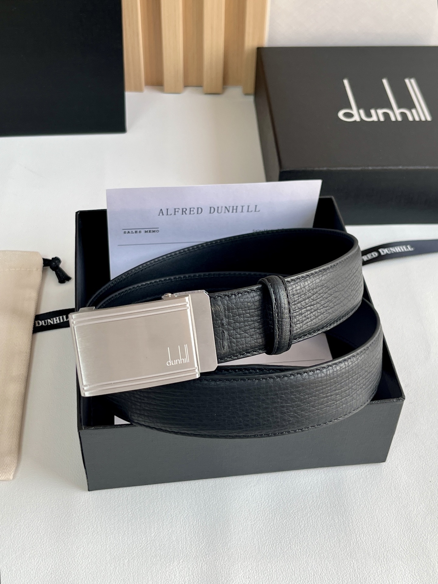 登喜路（Dunhill）是一家英國倫敦的男士奢侈品牌。皮帶以其精湛的工藝和經典的設計，成為男士配飾中的精品。皮帶的質感好、耐用性強，商務休閒百搭款！