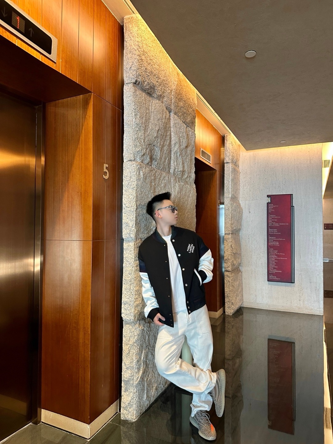 🔝LOUIS VUITTON LV 黑白拼皮棒球服夾克外套
原版22000購入開發，圓啊阿姨布料採用加厚550g賽爾棉潮牌衛衣料，進口精梳棉雙股珠地面料，彩色漸變螺紋，進口機精密刺繡，多重面料復合，原版定制輔料。定做珍珠紐扣，寬松版型，男女同款
B Size：S-L