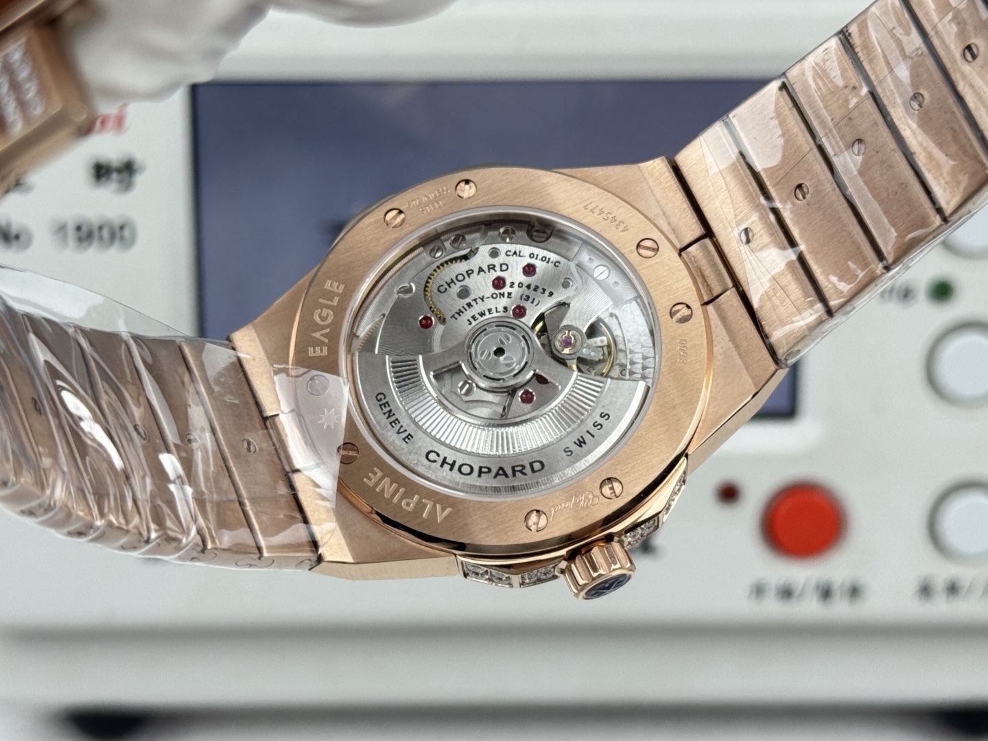 luFactory 獨家力作👍
蕭邦AlpineEagle雪山傲翼系列
🌈彩T鑽🌟變色龍🦎滿天星✨限量款及隱藏款首推
如炬目光，比擬暗夜星芒⛰️於山川湖海間🌊洞見紳士願景與磅礡未來👔
尺寸：原裝一致41mmX9.7mm
機芯：9015改Chopard 01.01-c
錶鏈：獨家原版開模金磚型鏈節一體式錶鏈
岩石紋錶盤，鍍銠羅馬數字，時針及分針時標均覆以Super-LumiNova® X1級螢光塗層
致獻當代“雄鷹”，志存高遠之人在日常生活中超邁群倫，其視野啓迪人心、昇華情志。憑借遠見和