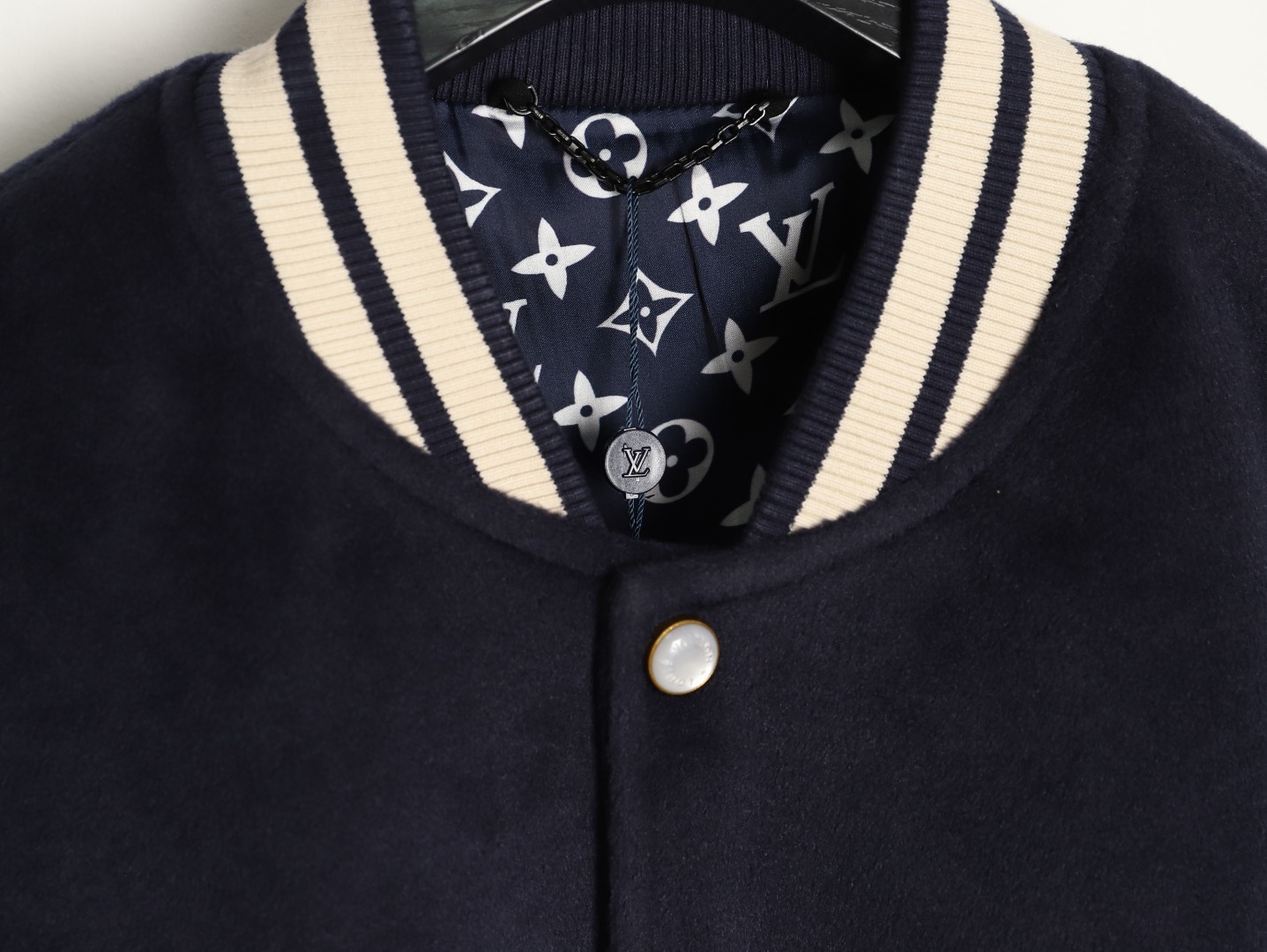 LOUIS VUITTON/路易威登LV 拼色皮袖棒球服外套
對不起讓你們久等了，拿到正品就開始張羅這件衣服所有的事情！
單單面料來講我就定做了一個多月，顏色成分一比一的還原！面料成分有%65的羊毛，%15天然絲%10的氨綸%10絨⚠️混合定織而成，總的克重有900多克！還有最為關鍵的是它的色牢度，絕對不會褪色！袖子用的澳洲進口小牛皮，加工定型，上色，水洗，紋路保留了原有的顆粒結構！厚實飽滿圓潤！
刺繡使用進口毛巾繡機器，先把每個圖案繡在毛詹上，在用紅外線激光雕刻出來，再有縫紉機進行固定，