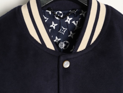 LOUIS VUITTON/路易威登LV 拼色皮袖棒球服外套
對不起讓你們久等了，拿到正品就開始張羅這件衣服所有的事情！
單單面料來講我就定做了一個多月，顏色成分一比一的還原！面料成分有%65的羊毛，%15天然絲%10的氨綸%10絨⚠️混合定織而成，總的克重有900多克！還有最為關鍵的是它的色牢度，絕對不會褪色！袖子用的澳洲進口小牛皮，加工定型，上色，水洗，紋路保留了原有的顆粒結構！厚實飽滿圓潤！
刺繡使用進口毛巾繡機器，先把每個圖案繡在毛詹上，在用紅外線激光雕刻出來，再有縫紉機進行固定，