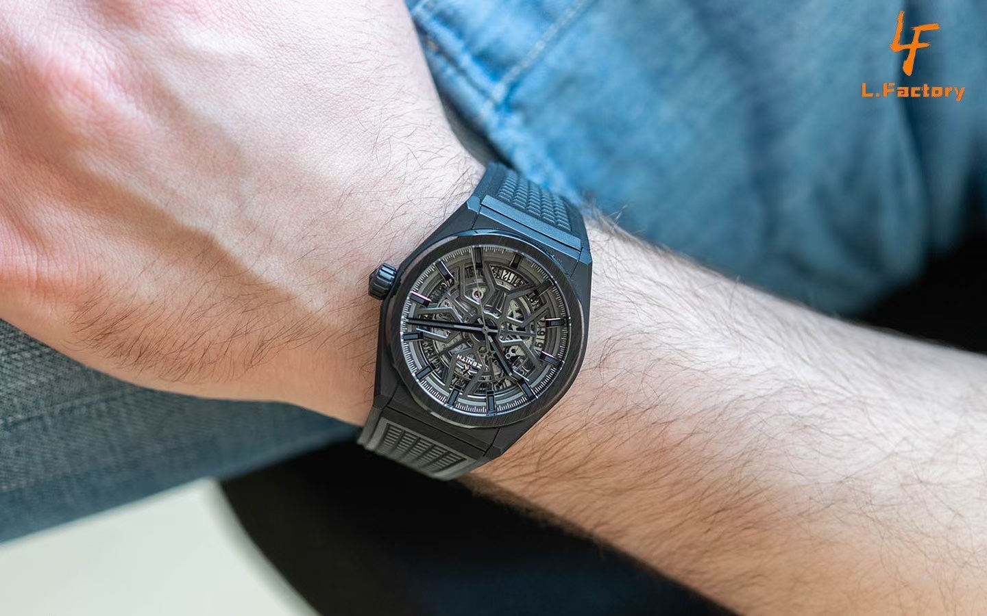 佩戴效果圖  LF真力時DEFY系列全新升級版，殼身 頭粒 機芯 表扣等均做了升級調整。一款根據路虎標誌性花輪轂設計而成的高顏值鏤空腕表。

原裝1:1開模鑄造，極致還原表殼的每一處細節打磨倒角，盡顯原裝菱角分明、堅毅果敢的陽剛氣質。完美的41mm表經，適配大眾男性手寸，正裝休閒兩不誤。根據汽車輪轂設計而成的五角星錶盤，未來概念感十足。同步官網新款1:1五角星折疊扣，搭載定製版Cal.670sk全自動機械機芯，鏤空日曆的大小與位置、機芯夾板、齒輪、五角星陀皆按原版機芯數據1:1拆解鍛造而成。

LF臻品
