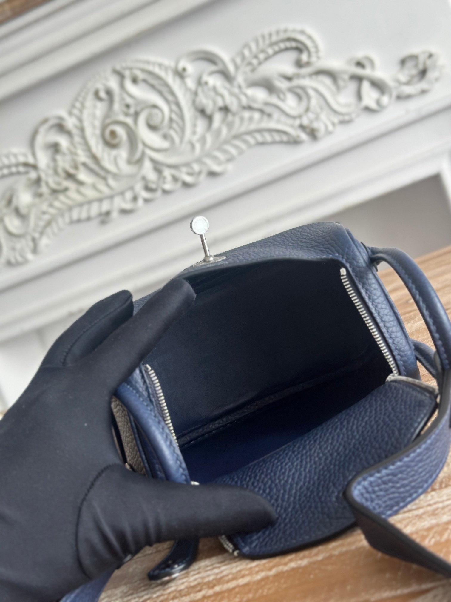 琳迪lindy 19cm	
Tc皮 蜜蠟線半手工縫製
lindy19保留了琳迪包所有細節的完整設計，側口袋、拉鍊等全部都是經典的設計√
這只小可愛暴擊了多少人的少女心