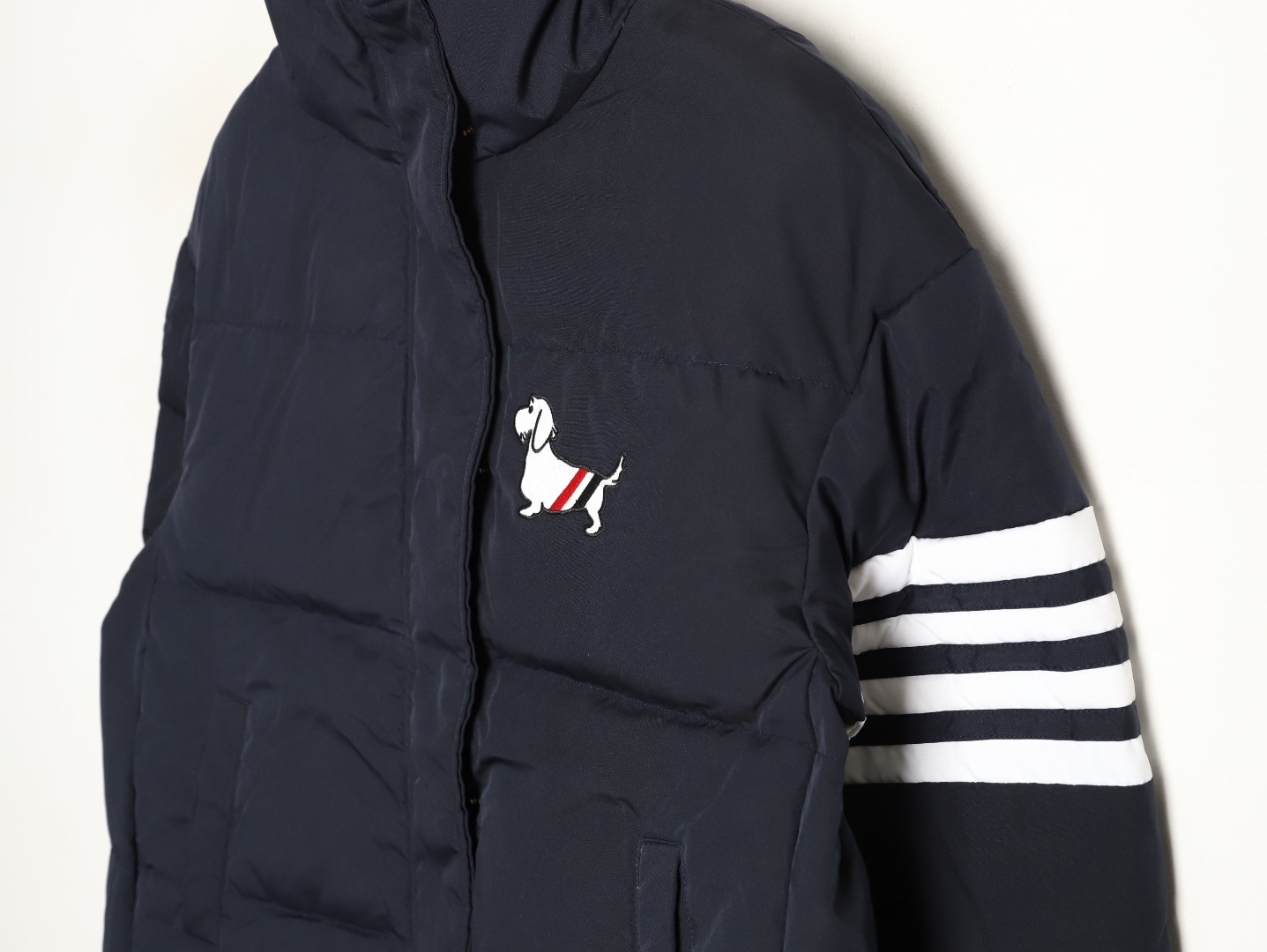 THOM BROWNE/湯姆布朗TB 四槓小狗長款羽絨服
採用進口90鴨絨填充 內外里加雙層內膽不會跑毛 高密度防風抗寒功能性面料 手感柔軟舒適  工藝更是精湛 嚴防鑽絨 採用國際先進的真空充絨技術 增加空氣隔層 不損傷羽線 能保持羽原有的柔軟性、彈性及手感 將羽絨的保暖性發揮到最佳！
N Size：S-M