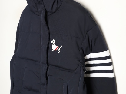 THOM BROWNE/湯姆布朗TB 四槓小狗長款羽絨服
採用進口90鴨絨填充 內外里加雙層內膽不會跑毛 高密度防風抗寒功能性面料 手感柔軟舒適  工藝更是精湛 嚴防鑽絨 採用國際先進的真空充絨技術 增加空氣隔層 不損傷羽線 能保持羽原有的柔軟性、彈性及手感 將羽絨的保暖性發揮到最佳！
N Size：S-M
