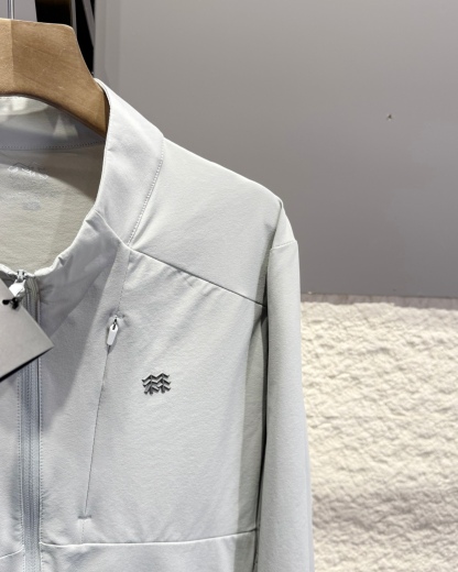 KOLON SPORT可隆🧊🧊  輕量涼感防曬衣情侶款  

戶外輕量化涼感防B1145曬衣上新🆕 ，可隆專櫃同款 在售💰1585+

採用功能性專業戶外防曬型針織材料 88的錦綸和12的氨綸 有非常好的彈性 和防水透氣功能  防曬值upf245+不怕曬傷，縱享戶外陽光☀️有專業檢測報告
彈力接觸涼感，緩解體熱，輕量御風 ，手腕彈力帶收口 ，貼合手腕的同時 提升鑽風性能 ，面料彈力十足 透氣性高  在運動出汗時 ，減少熱量 和粘附感
如果突降小雨還有功能性防水功能 

品質面料做工都無