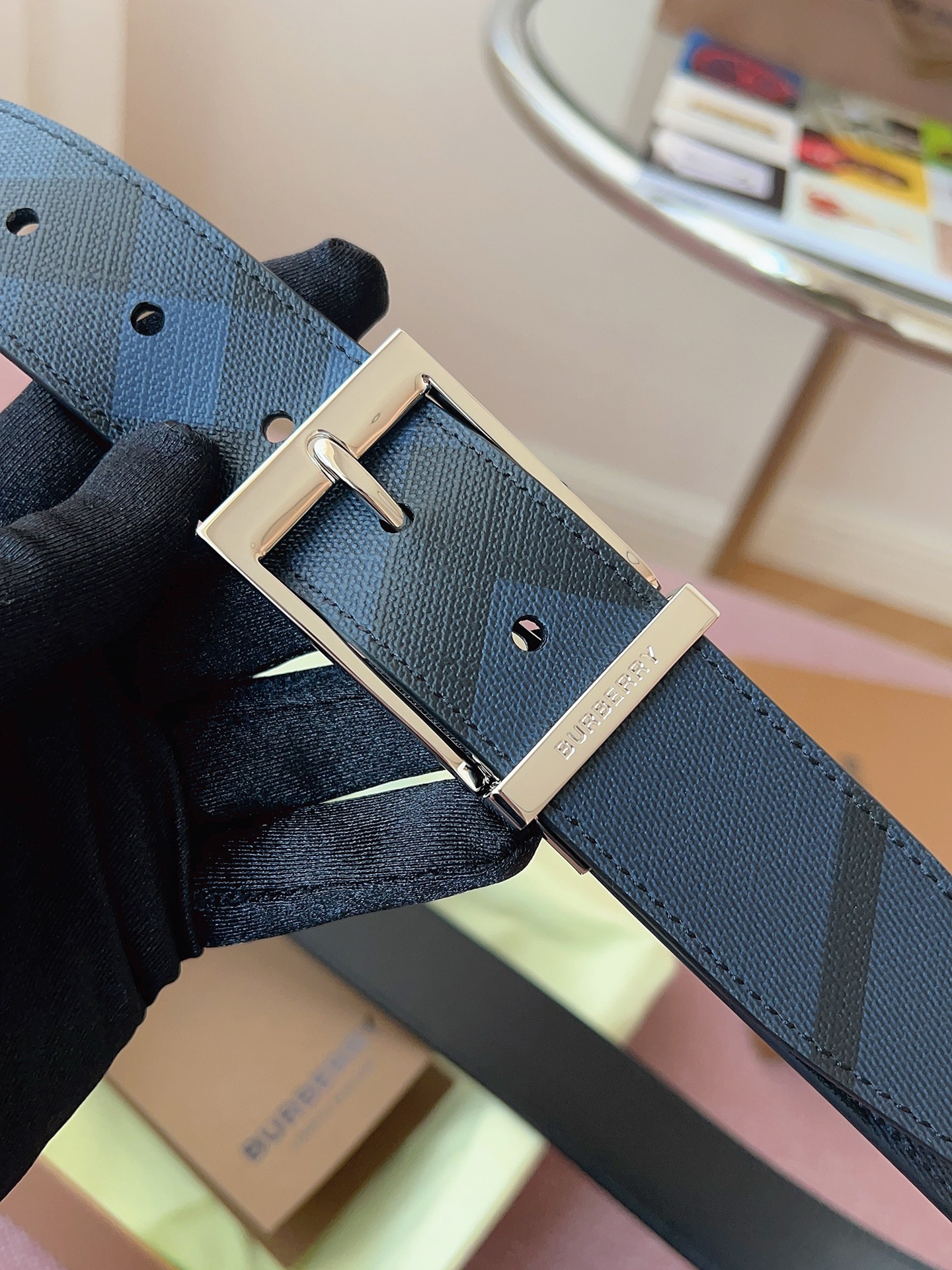 
Burberry博柏利品牌始終秉承傳統精髓，彰顯卓爾不凡的匠制工藝，優雅率性的英倫設計與銳意革新的時尚理念。3.5cm