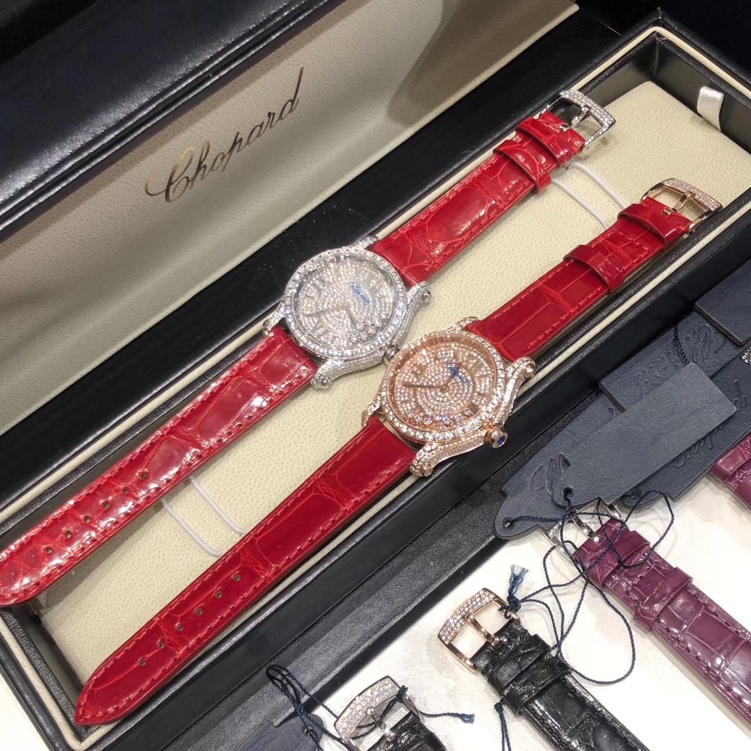 （NL）2025最新款滿天星   原裝搭配美洲鰐魚錶帶 搭配原莊進口日本9015機芯 蕭邦（HAPPY DIAMONDS）作為蕭邦最暢銷的系列一直以細膩的手法詮釋蕭邦標誌性靈動鑽石的概念，此系列作品柔美而時尚，都說男戴萬國女戴蕭邦 有金（進）有鑽（賺）寓意也很好。錶盤內的鑽石滾珠可自由滑行轉動，時來運轉 財運滾滾，讓每一位女性都以最迷人的造型驚艷世人。 這次給大家帶來的蕭邦快樂鑽系列 這次給大家帶來的蕭邦快樂鑽系列 是肖邦旗下最具代表性的腕表 最有特色的夾層玻璃的7顆，7顆鑽石產生自旋 猶如舞蹈