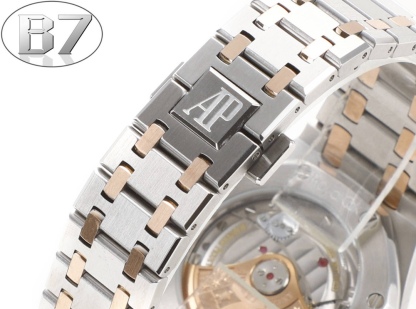 B7  Factory
AP愛彼 女款愛彼皇家橡樹 剔除機芯甲板多餘部分，使之變得更加鏤空——成就鋼表巔峰—— 實力演繹 衛冕“鋼”王！【6大精妙之處】1.正品拆解開模，尺寸為37毫米與正品一致！2.完美還原正品表殼的每一處細節，盡顯正品“稜角分明 堅毅果敢”的陽剛氣質。3.鋼帶的做工無可挑剔，比市面上任何鋼帶表做工均要更上一層樓，鋼帶頭粒和表頭銜接的“緩衝帶”的鬆緊程度與正品一模一樣。4.自動陀的與原裝致敬，是市面唯一做到顏色於原裝一致的版本（市面一般版本均偏紅）其上的ap族徽雕刻獨一無二。