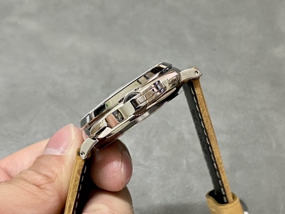 VS  沛納海 Pam904 優雅典範腕表！42mm表徑 一款適合亞洲手腕的腕表
1:表殼 一改粗曠風格 以更纖薄演繹現代優雅風範。更有親和力！
2:錶盤：碳黑鍛面 放射紋 搭配錶盤保留活力澎湃氣息，駕馭度更高！
3:底蓋：密底精鋼打磨拉絲細膩。
4:材質：316L 精鋼 強效抗蝕的 鋼合金。
小手腕福利！上手非常漂亮。