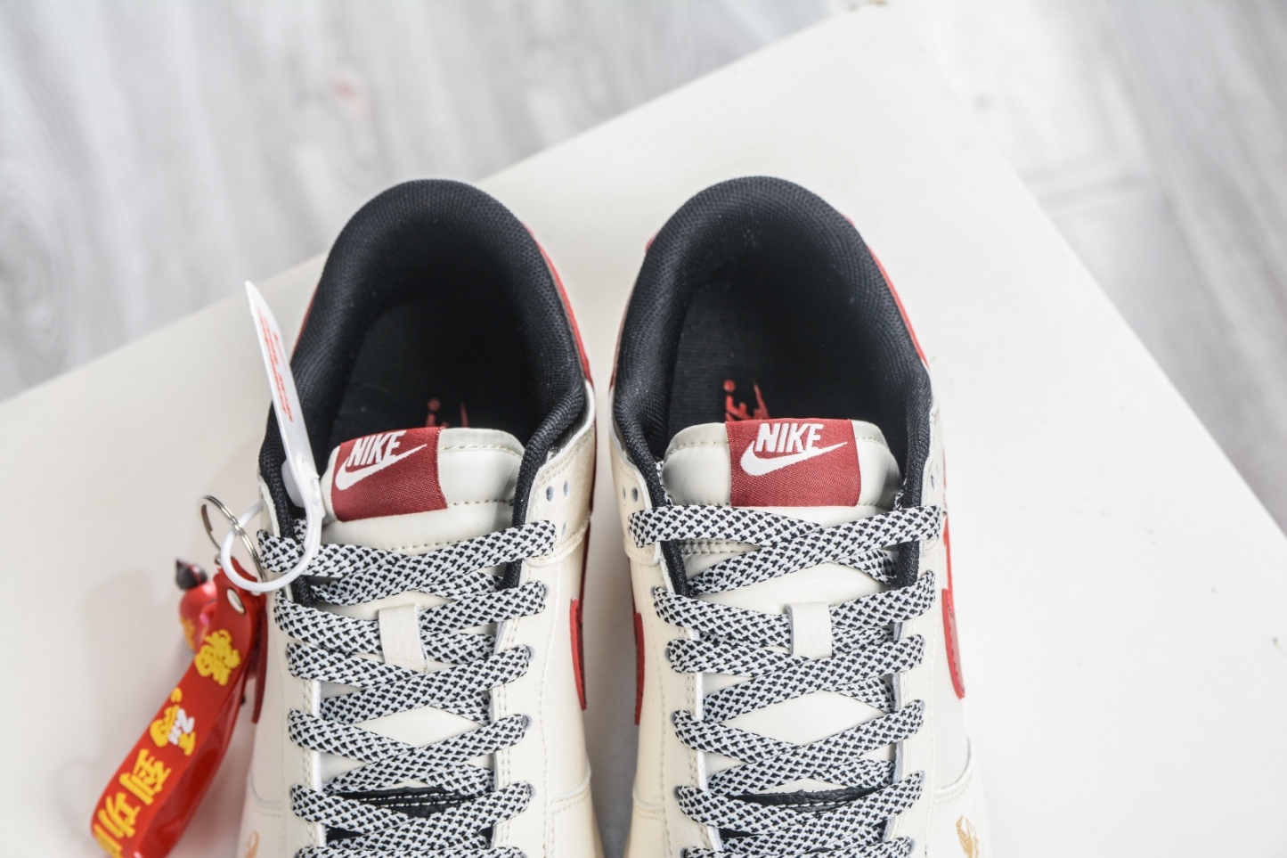 Nike SB Dunk Low 馬年限定聯名-白黑紅三鈎 
貨號:MY9969 905
尺碼：36 36.5 37.5 38 38.5 39 40 40.5 41 42 42.5 43 44 44.5 45