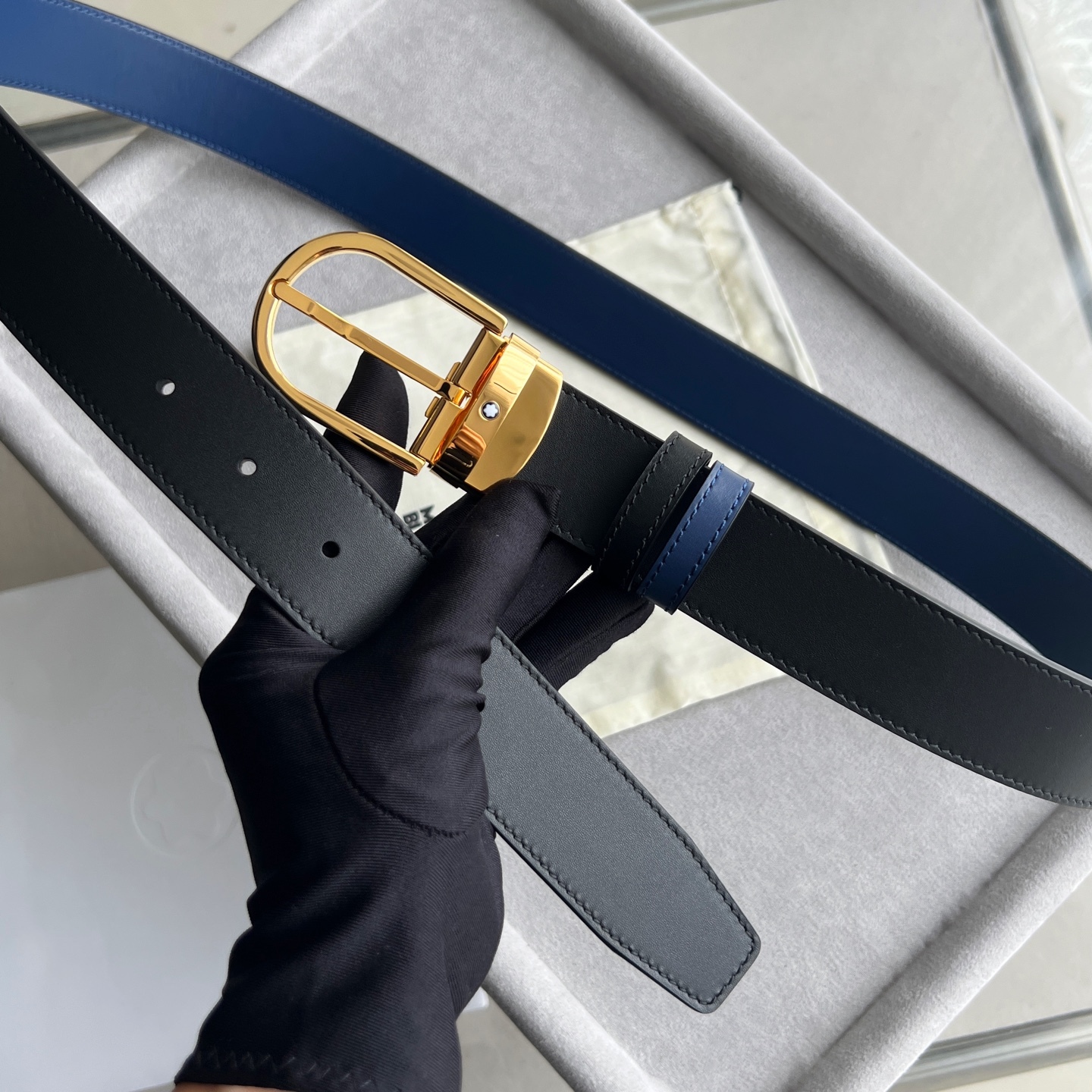 馬蹄形帶扣黑色/棕色雙面皮帶（35毫米）
馬蹄形閃亮鍍釕帶扣。可調節長度，3.5cm黑色和棕色雙面皮帶。打造經典靈動造型。
貨號 錶帶描述 黑色和棕色雙面牛皮皮帶 皮革圖案 金屬圓環上飾有萬寶龍六角白星 標識 搭扣裝置 易開啓裝置，可調節皮帶長度
搭扣形狀 馬蹄形主要顏色 黑色 | 棕色 搭扣類型 針扣式表扣