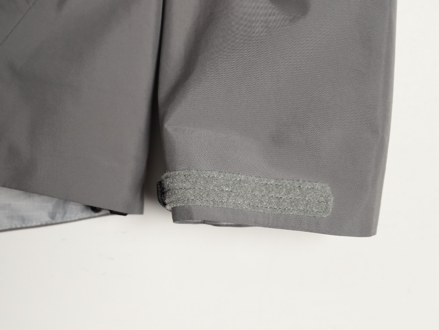 🔝ARC‘TERYX 始祖鳥 BETA LT戶外防水硬殼衝鋒衣
市場獨家全溢膠版本 一比一細節還原
YB四次壓膠工藝 整衣3D立體仿生學設計衣長臂彎 TRI-DURANCE防水防雨面料 自行區別市面先行版本 原包裝原標 全套輔料定制 整衣 腋下YKK雙向拉鍊 五金全部開模定制
R1 SIZE：S-XXL