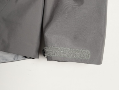 🔝ARC‘TERYX 始祖鳥 BETA LT戶外防水硬殼衝鋒衣
市場獨家全溢膠版本 一比一細節還原
YB四次壓膠工藝 整衣3D立體仿生學設計衣長臂彎 TRI-DURANCE防水防雨面料 自行區別市面先行版本 原包裝原標 全套輔料定制 整衣 腋下YKK雙向拉鍊 五金全部開模定制
R1 SIZE：S-XXL