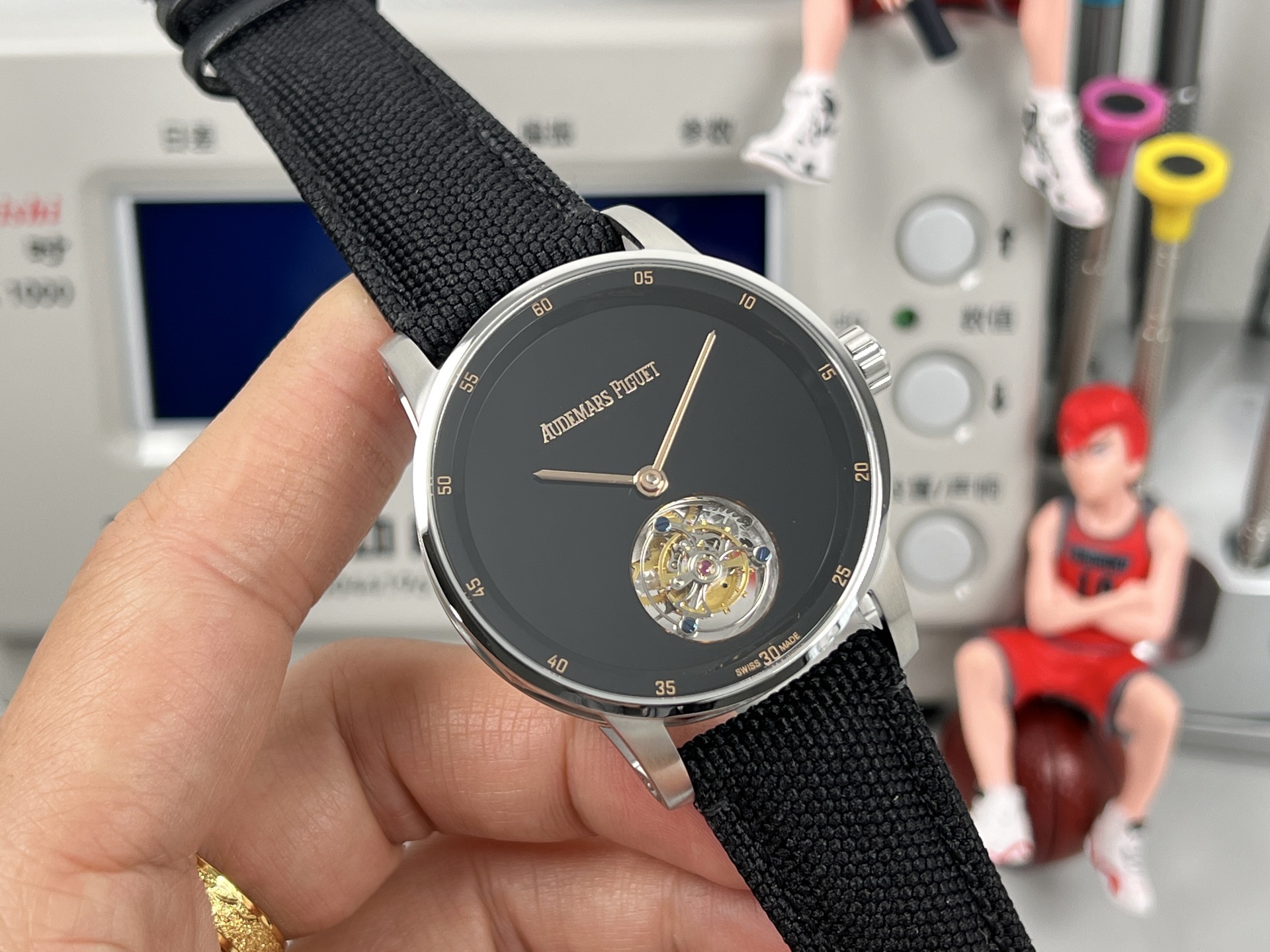 
新款愛彼真陀飛輪CODE11.59系列26396男士腕表！完美與個性的體驗！
1⃣️直徑42MM！表面玻璃採用水晶藍寶石玻璃。
2⃣️搭載Cal.2950全自動陀飛輪機芯，動力儲存60小時！
3⃣️錶帶採用進口意大利小牛皮以及帆布皮帶可選！
3⃣️表殼採用316L精鋼材質，整殼CNC高精准處理，密度與原裝吻合！          
4⃣️表面採用砂金石琺瑯錶盤
整體按照原裝顏色完美呈現！
5⃣️殼套分圈口.殼.底蓋三件套，整體角度完美體現拉絲工藝，品質與美的融合！