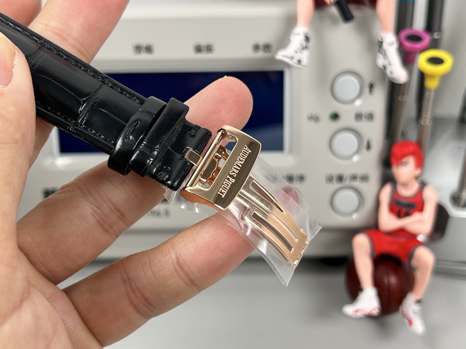 
新款愛彼真陀飛輪CODE11.59系列26396男士腕表！完美與個性的體驗！
1⃣️直徑42MM！表面玻璃採用水晶藍寶石玻璃。
2⃣️搭載Cal.2950全自動陀飛輪機芯，動力儲存60小時！
3⃣️錶帶採用進口意大利小牛皮以及帆布皮帶可選！
3⃣️表殼採用316L精鋼材質，整殼CNC高精准處理，密度與原裝吻合！          
4⃣️表面採用砂金石琺瑯錶盤
整體按照原裝顏色完美呈現！
5⃣️殼套分圈口.殼.底蓋三件套，整體角度完美體現拉絲工藝，品質與美的融合！