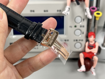 
新款愛彼真陀飛輪CODE11.59系列26396男士腕表！完美與個性的體驗！
1⃣️直徑42MM！表面玻璃採用水晶藍寶石玻璃。
2⃣️搭載Cal.2950全自動陀飛輪機芯，動力儲存60小時！
3⃣️錶帶採用進口意大利小牛皮以及帆布皮帶可選！
3⃣️表殼採用316L精鋼材質，整殼CNC高精准處理，密度與原裝吻合！          
4⃣️表面採用砂金石琺瑯錶盤
整體按照原裝顏色完美呈現！
5⃣️殼套分圈口.殼.底蓋三件套，整體角度完美體現拉絲工藝，品質與美的融合！