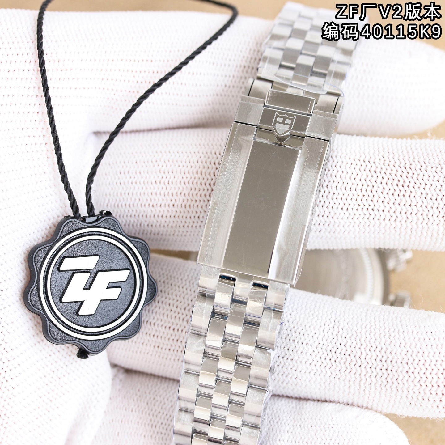 ZF新品—V2版本，帝舵全新碧灣計時型(Tudor ，腕表⌚️編碼40115K9，BlackBayChrono)腕表—經典元素與現代創新的精妙平衡,是真正意義上的“帝舵畢業款”。
🔥亮點🔥ZF是市場唯一一家日曆對版的廠家，日曆窗尺寸，日曆數字的字體和大小均與正品一致。
【表殼】ZF正品1:1開模41MM直徑採用316L精鋼表殼，表面拉絲和拋光工藝交交替處理，抗划痕性強，質感十足。配備起高工藝的黑色陽極氧化鋁測速計字外圈，旋入式表冠和密閉式底蓋，賦予腕表200米防水。
【錶盤】獨具匠心的錶盤設計