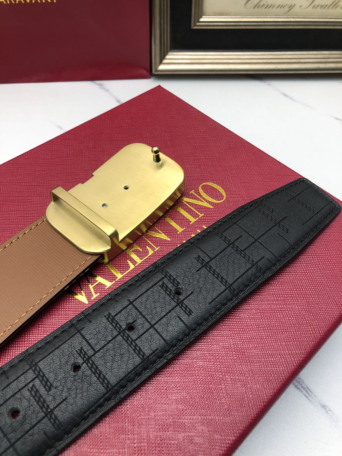 華倫天奴：原單頭層小牛皮燙印花紋，內襯平紋牛皮底，營造織紋外觀。飾以標誌原單扣。專櫃寬度4.0